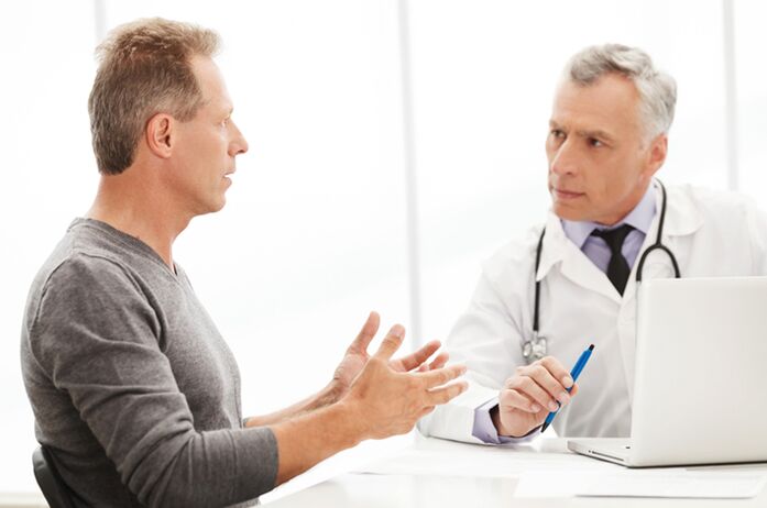 Prostatitis kronikoa duen gizona medikuaren bulegoan